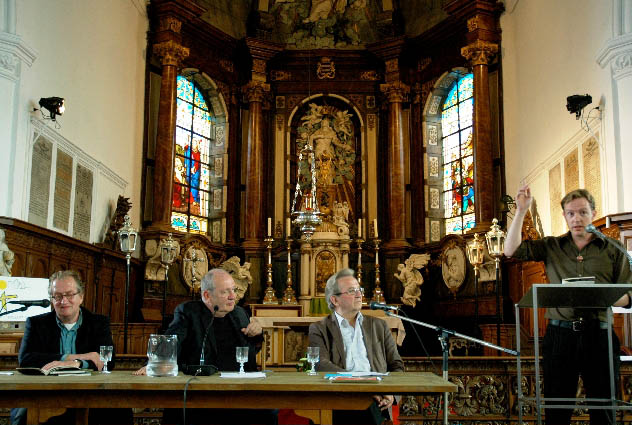 //vlnr aan tafel Gerrit Komrij, Piet Piryns, Jozef Deleu, Alexis de Roode achter katheder//