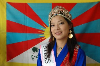 //Miss Tibet 2006, staand voor de Tibetaanse vlag//