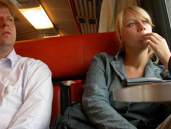 //foto van blond meisje dat in trein uit het raam staart, Nederland//